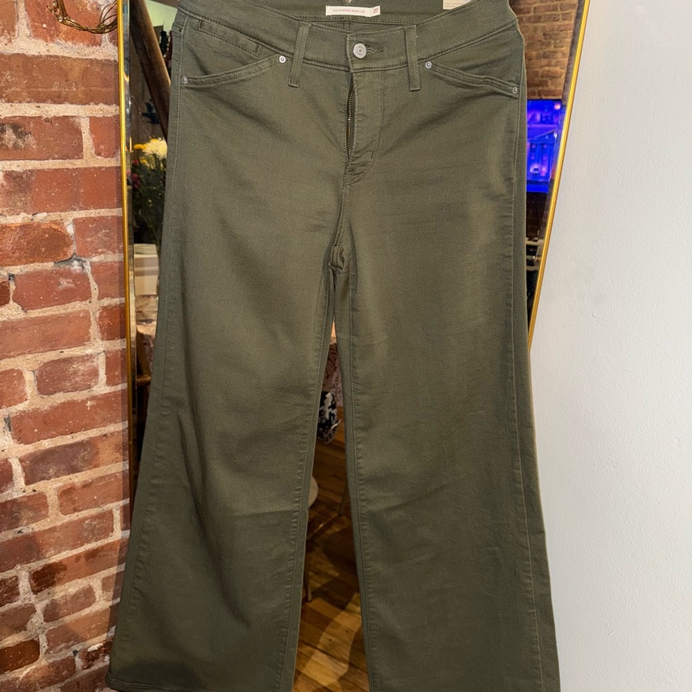 NWT Levi's Olive Shaping Wide-Leg Jeans